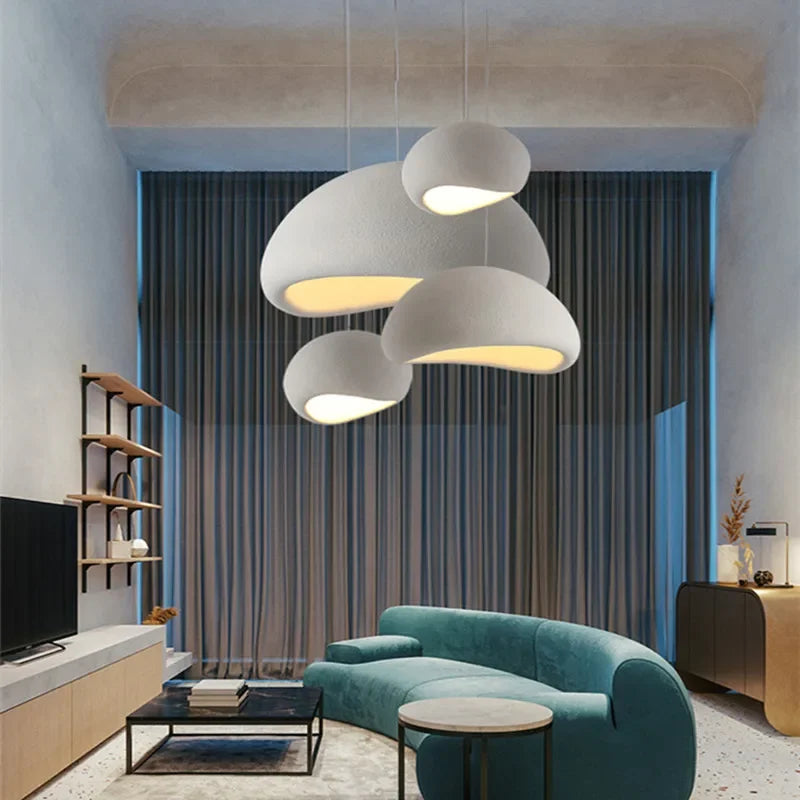 Minimalistischer Deckenleuchter mit klaren Linien, eleganter Metallstruktur, sanftem Licht; ideal für modernes Ambiente.