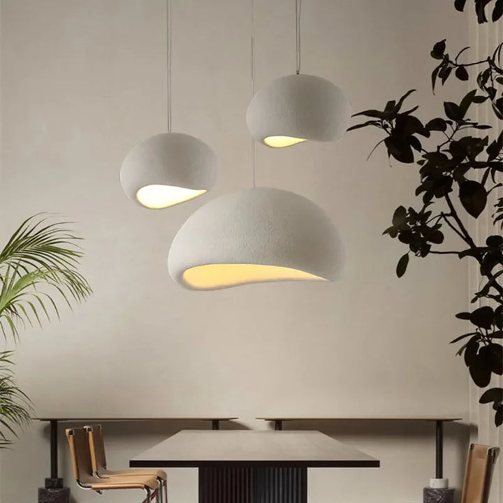 Minimalistischer Deckenleuchter mit klaren Linien, eleganter Metallstruktur, sanftem Licht; ideal für modernes Ambiente.