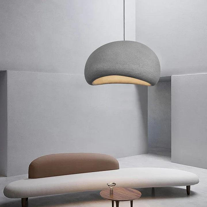 Minimalistischer Deckenleuchter mit klaren Linien, eleganter Metallstruktur, sanftem Licht; ideal für modernes Ambiente.