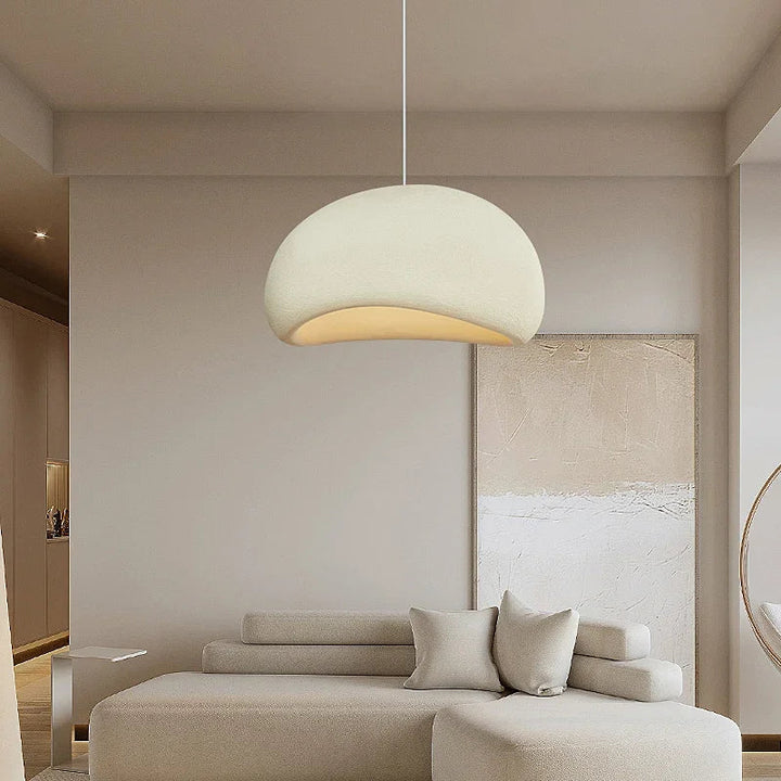 Minimalistischer Deckenleuchter mit klaren Linien, eleganter Metallstruktur, sanftem Licht; ideal für modernes Ambiente.