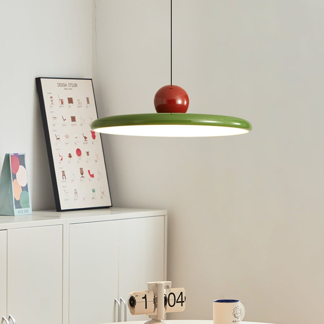 "Moderne Hängelampe mit glänzender Oberfläche, minimalistisches Design, in Rot-Beige, Rot-Grün, Rot-Rot Farbtönen."