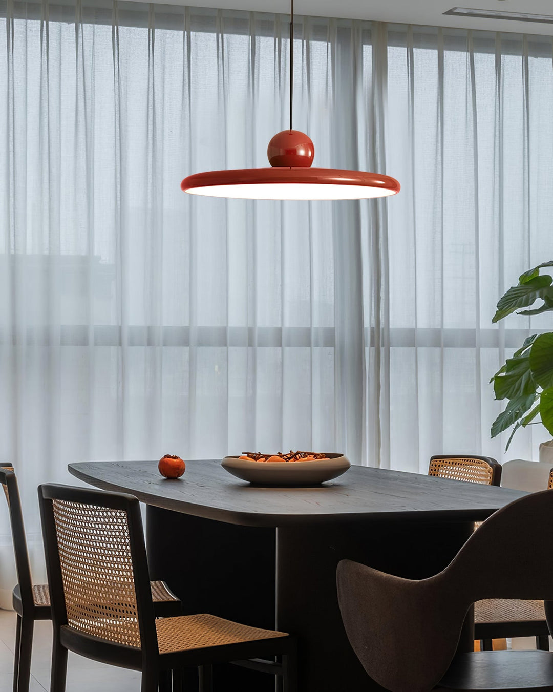 "Moderne Hängelampe mit glänzender Oberfläche, minimalistisches Design, in Rot-Beige, Rot-Grün, Rot-Rot Farbtönen."