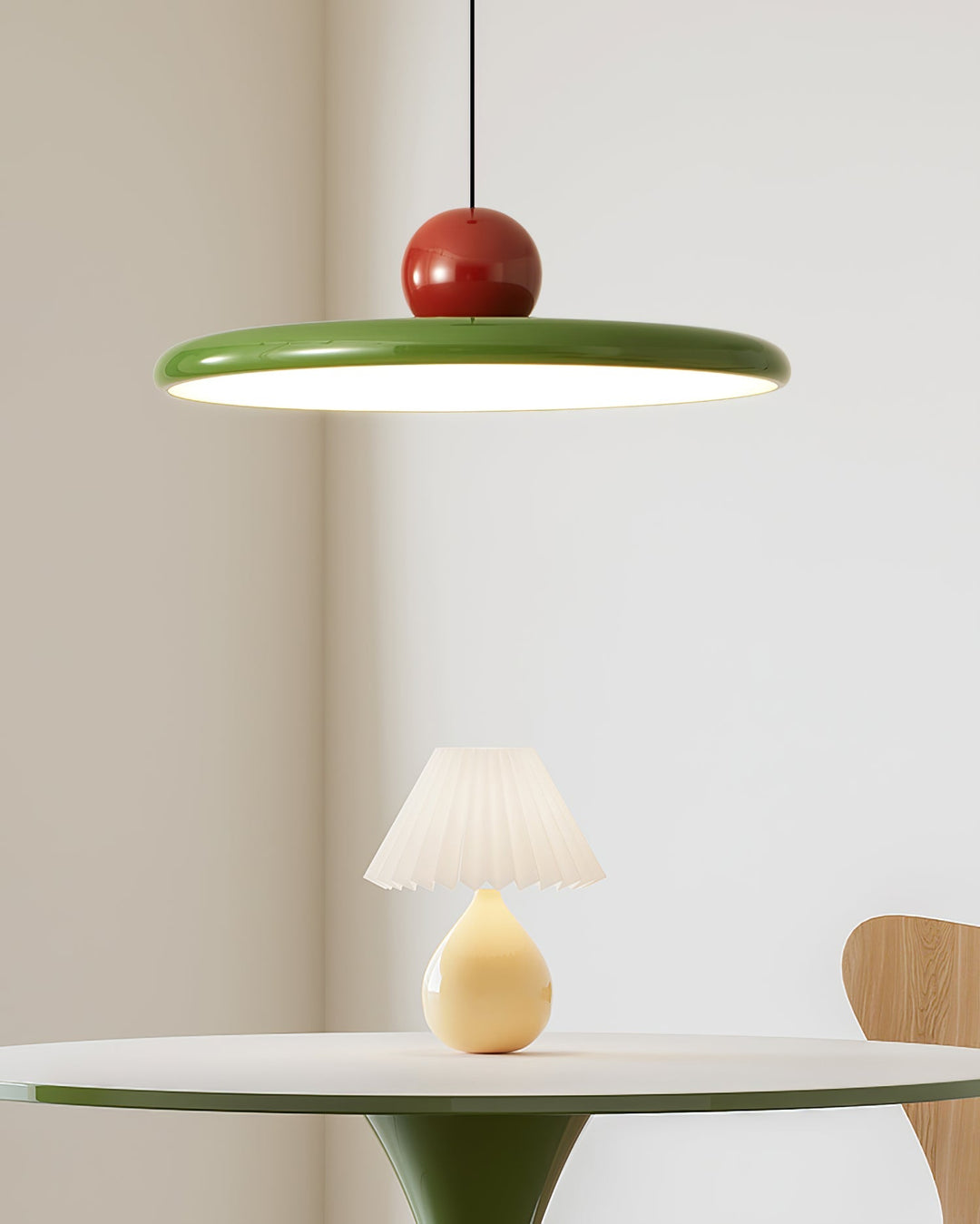 "Moderne Hängelampe mit glänzender Oberfläche, minimalistisches Design, in Rot-Beige, Rot-Grün, Rot-Rot Farbtönen."
