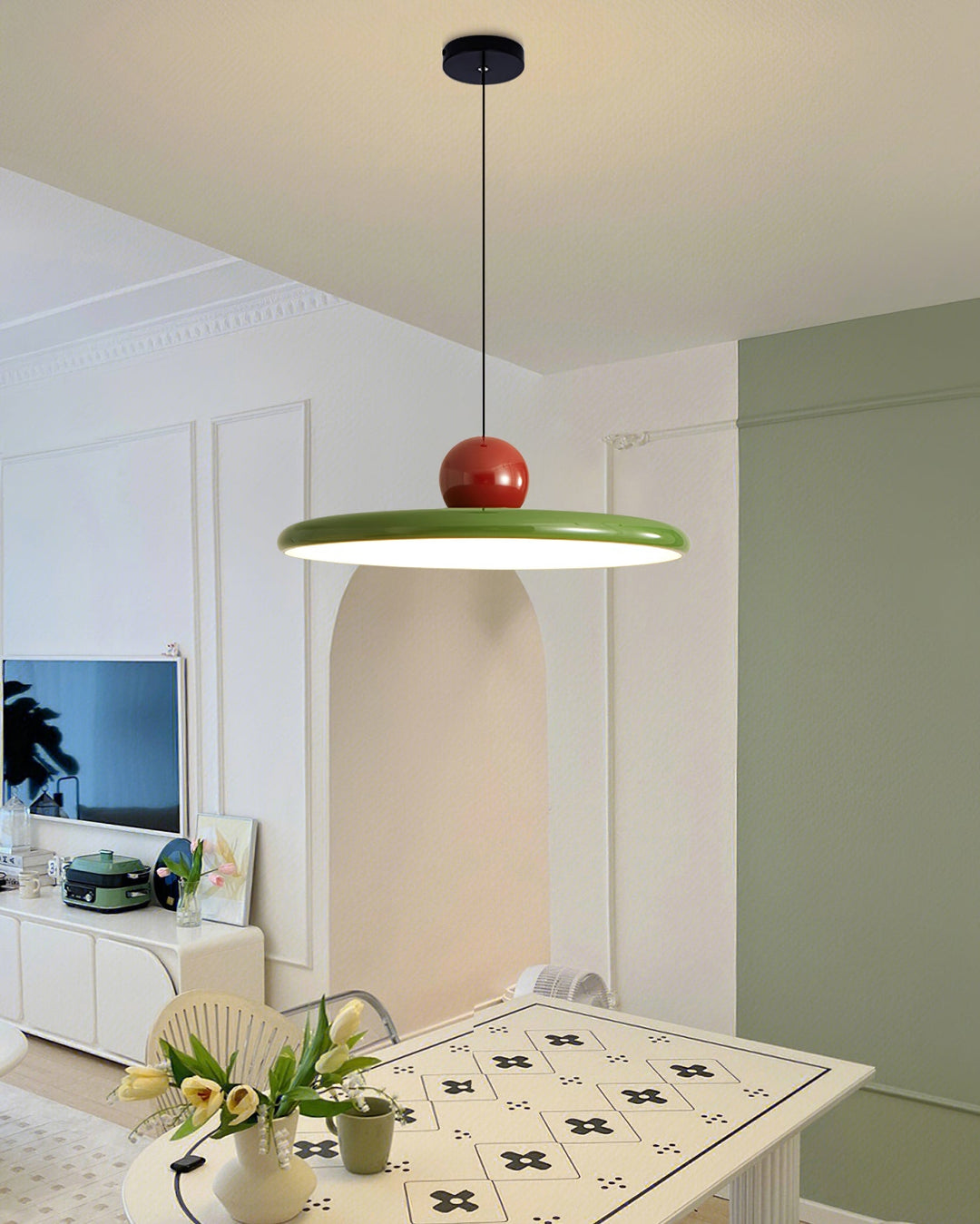 "Moderne Hängelampe mit glänzender Oberfläche, minimalistisches Design, in Rot-Beige, Rot-Grün, Rot-Rot Farbtönen."
