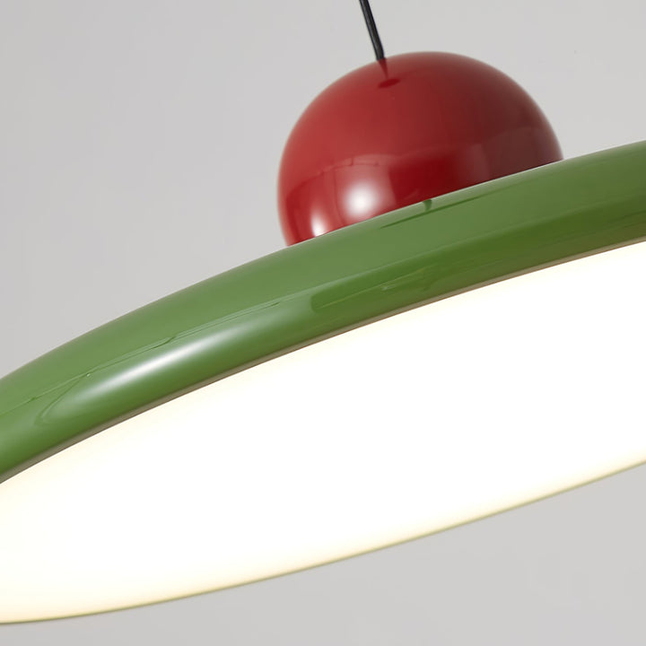 "Moderne Hängelampe mit glänzender Oberfläche, minimalistisches Design, in Rot-Beige, Rot-Grün, Rot-Rot Farbtönen."