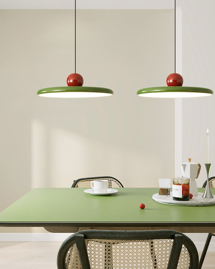 "Moderne Hängelampe mit glänzender Oberfläche, minimalistisches Design, in Rot-Beige, Rot-Grün, Rot-Rot Farbtönen."