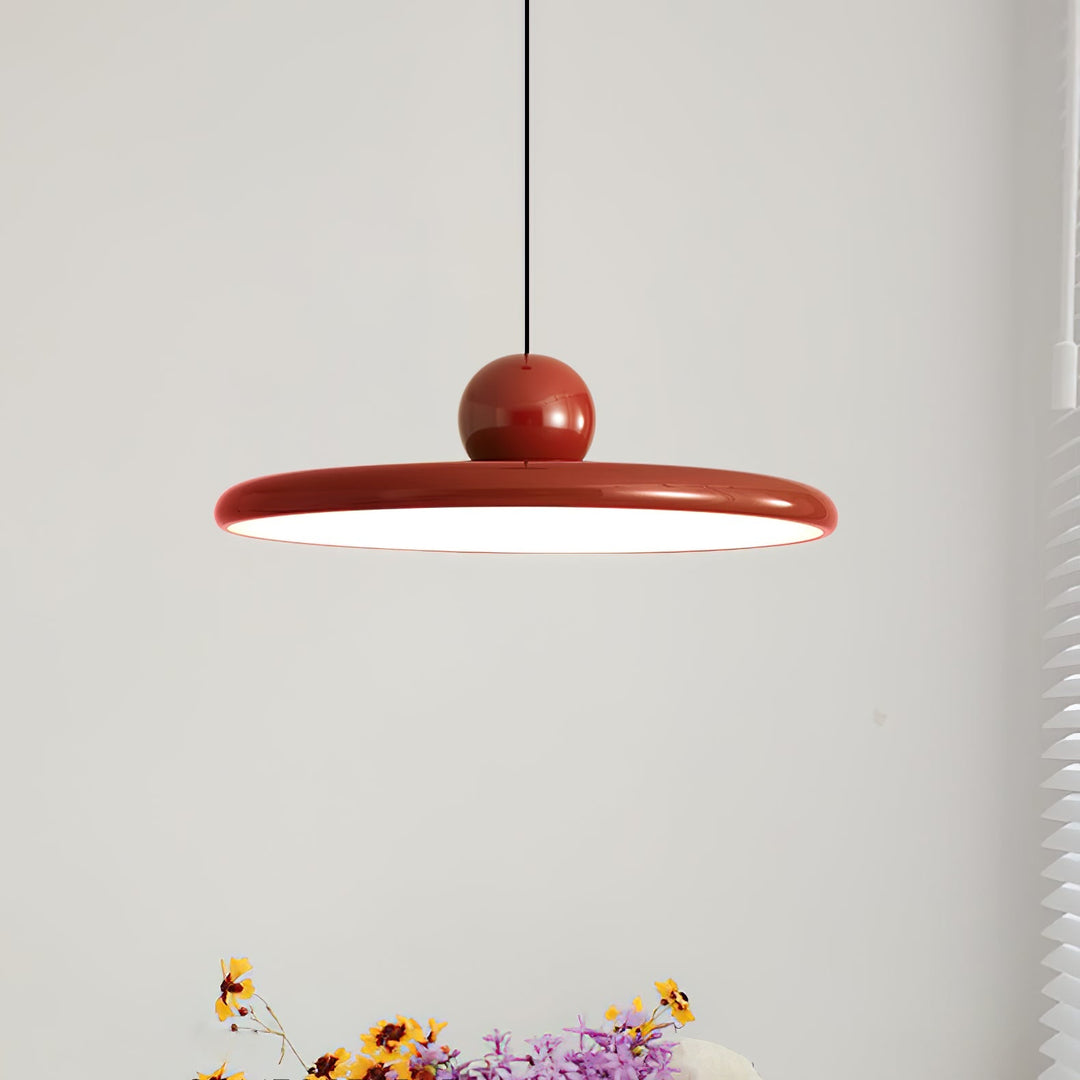 "Moderne Hängelampe mit glänzender Oberfläche, minimalistisches Design, in Rot-Beige, Rot-Grün, Rot-Rot Farbtönen."