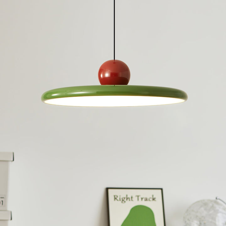"Moderne Hängelampe mit glänzender Oberfläche, minimalistisches Design, in Rot-Beige, Rot-Grün, Rot-Rot Farbtönen."