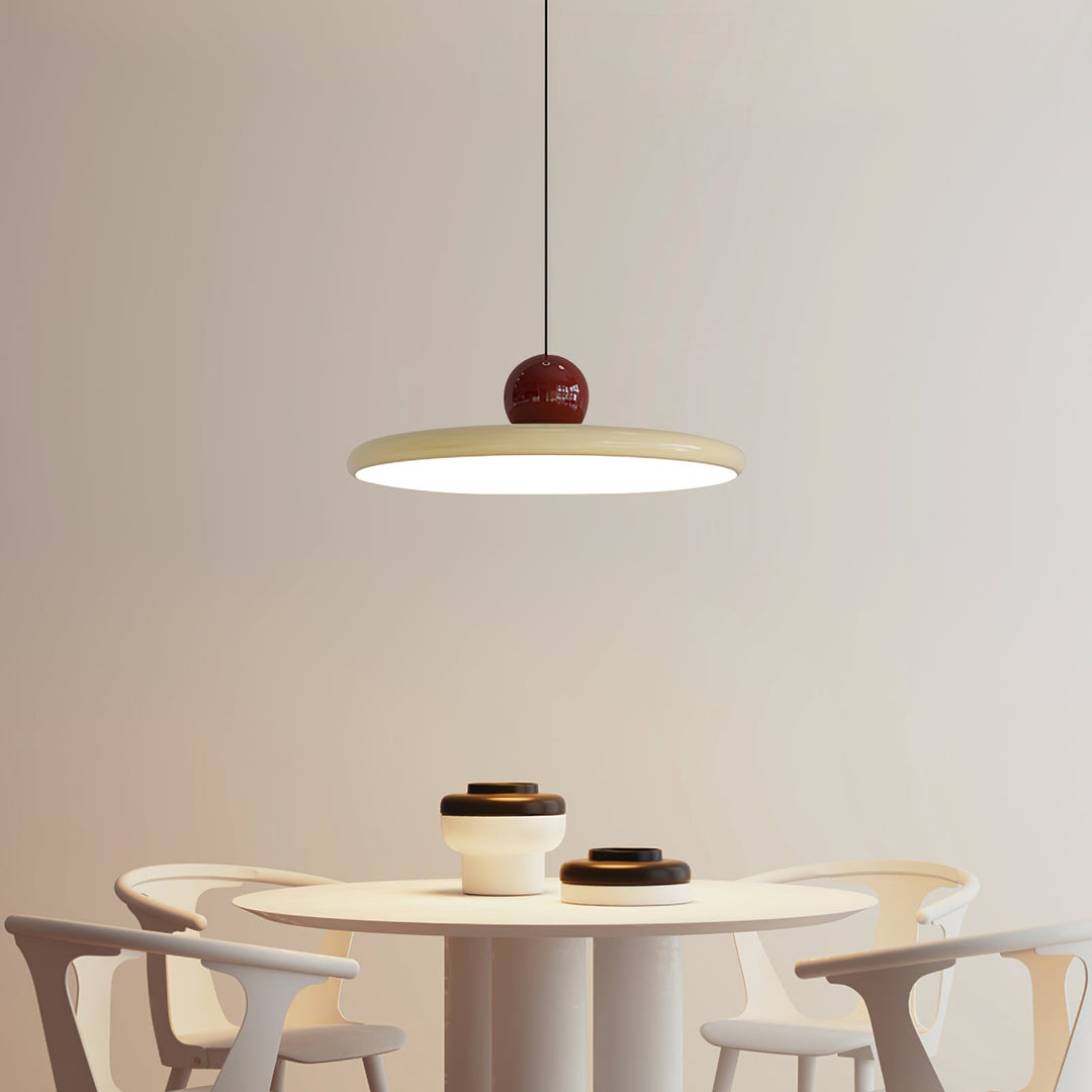 "Moderne Hängelampe mit glänzender Oberfläche, minimalistisches Design, in Rot-Beige, Rot-Grün, Rot-Rot Farbtönen."
