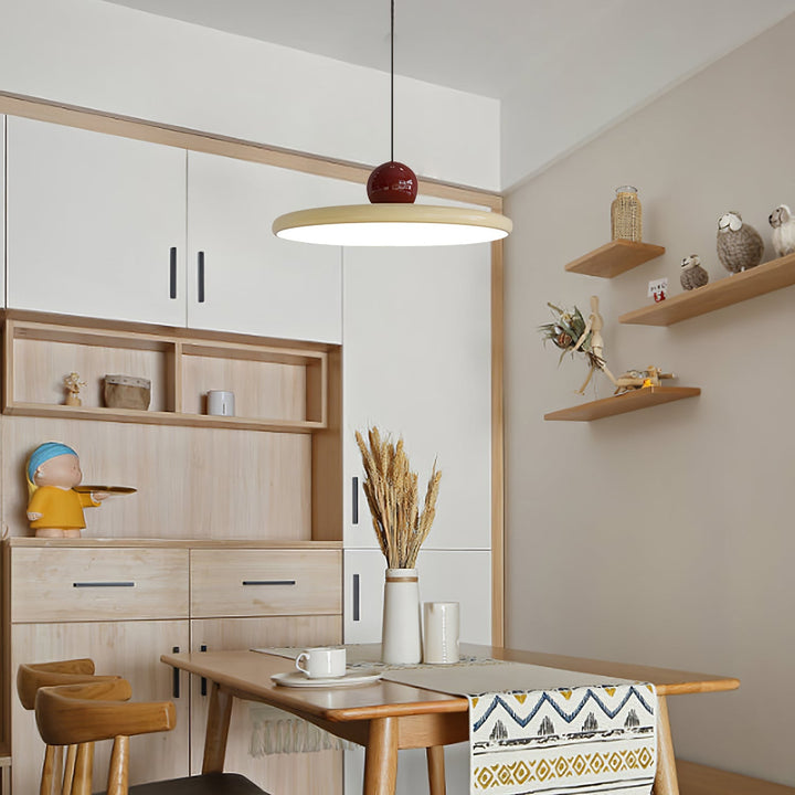 "Moderne Hängelampe mit glänzender Oberfläche, minimalistisches Design, in Rot-Beige, Rot-Grün, Rot-Rot Farbtönen."