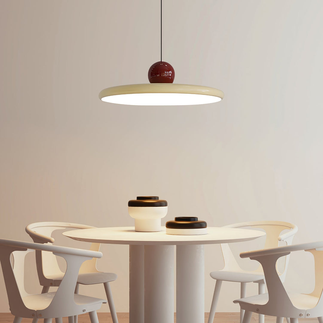 "Moderne Hängelampe mit glänzender Oberfläche, minimalistisches Design, in Rot-Beige, Rot-Grün, Rot-Rot Farbtönen."