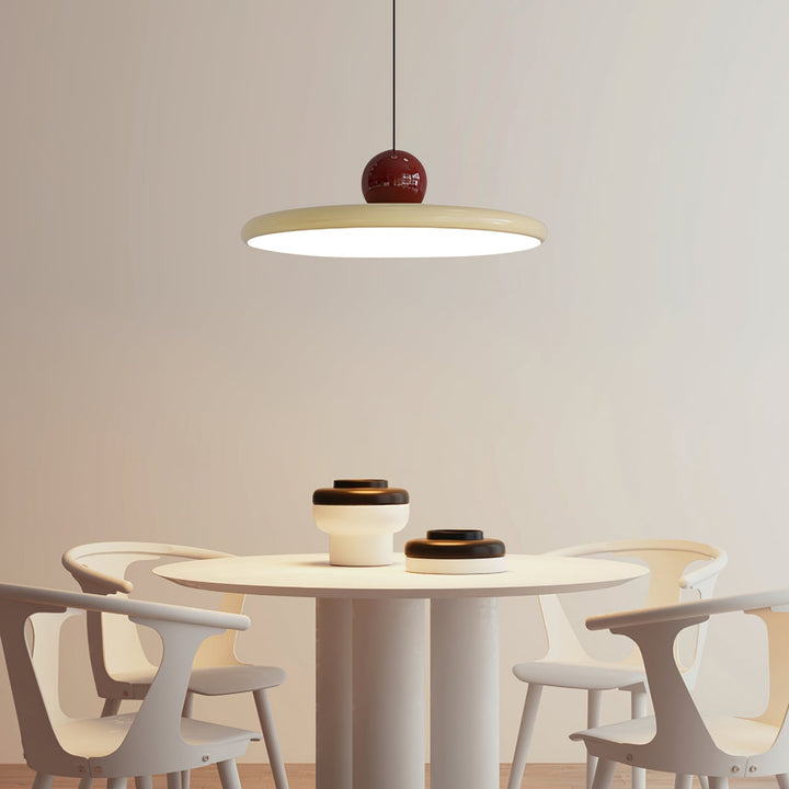 "Moderne Hängelampe mit glänzender Oberfläche, minimalistisches Design, in Rot-Beige, Rot-Grün, Rot-Rot Farbtönen."