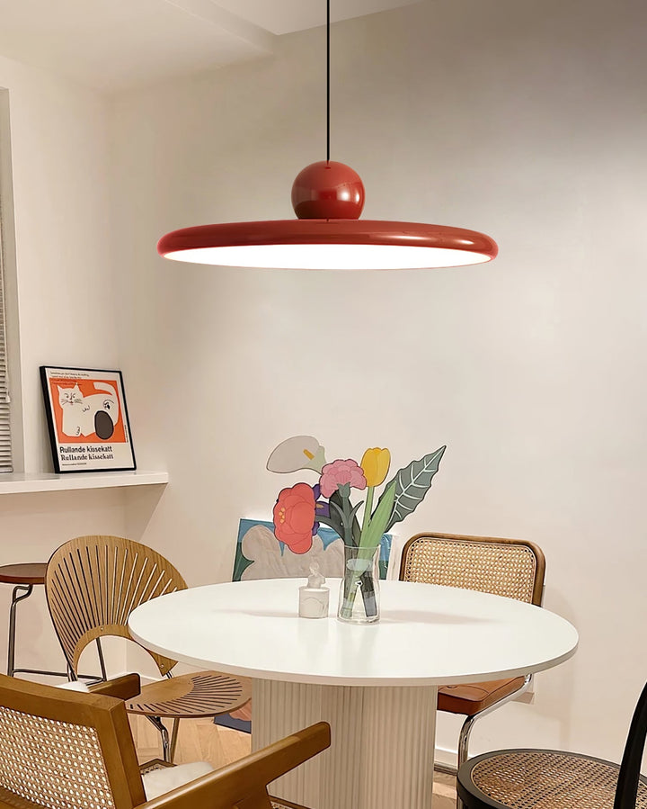 "Moderne Hängelampe mit glänzender Oberfläche, minimalistisches Design, in Rot-Beige, Rot-Grün, Rot-Rot Farbtönen."