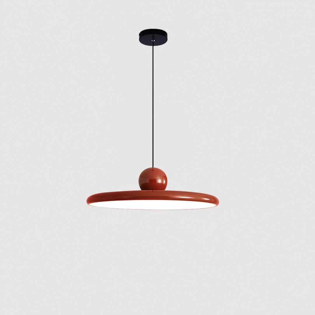 "Moderne Hängelampe mit glänzender Oberfläche, minimalistisches Design, in Rot-Beige, Rot-Grün, Rot-Rot Farbtönen."