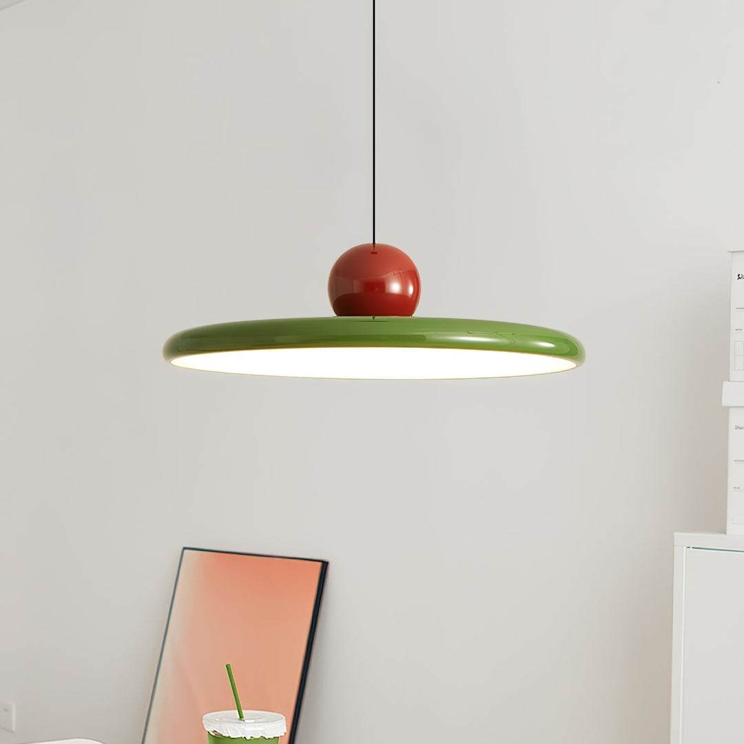 "Moderne Hängelampe mit glänzender Oberfläche, minimalistisches Design, in Rot-Beige, Rot-Grün, Rot-Rot Farbtönen."
