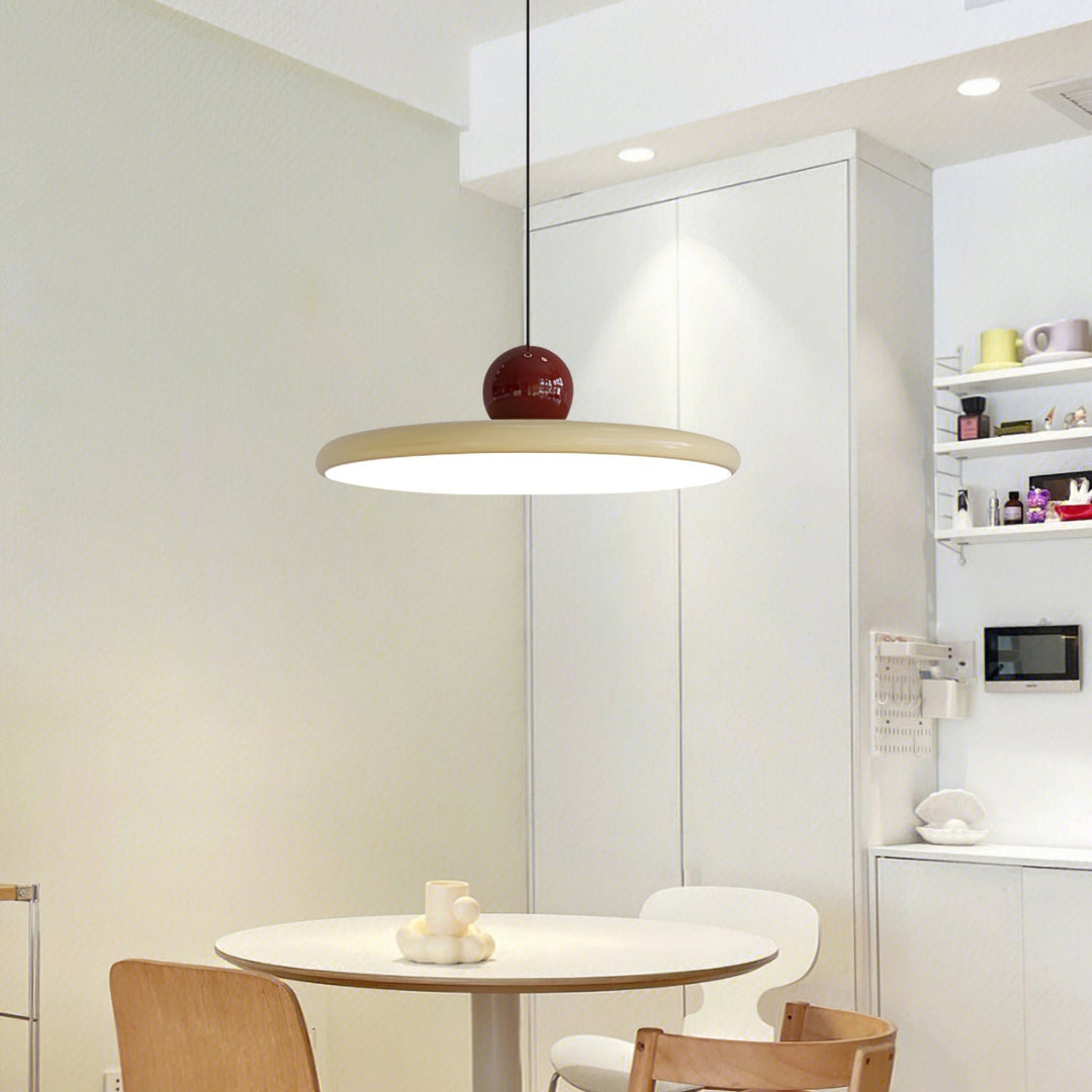 "Moderne Hängelampe mit glänzender Oberfläche, minimalistisches Design, in Rot-Beige, Rot-Grün, Rot-Rot Farbtönen."