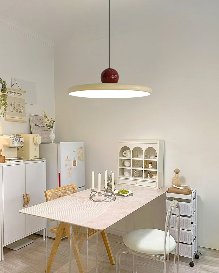 "Moderne Hängelampe mit glänzender Oberfläche, minimalistisches Design, in Rot-Beige, Rot-Grün, Rot-Rot Farbtönen."
