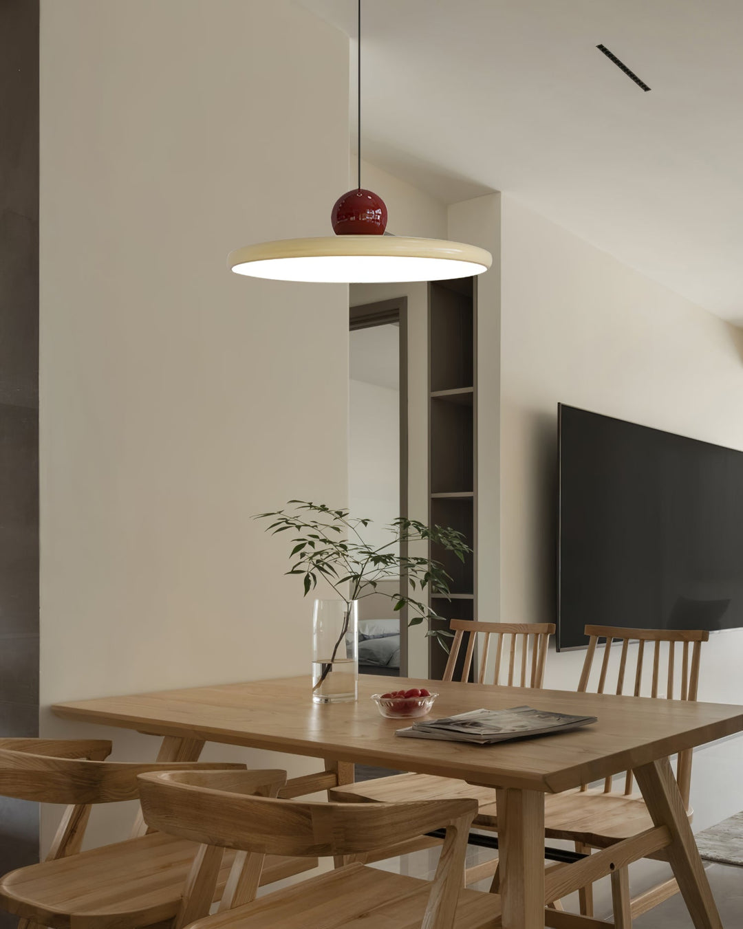 "Moderne Hängelampe mit glänzender Oberfläche, minimalistisches Design, in Rot-Beige, Rot-Grün, Rot-Rot Farbtönen."