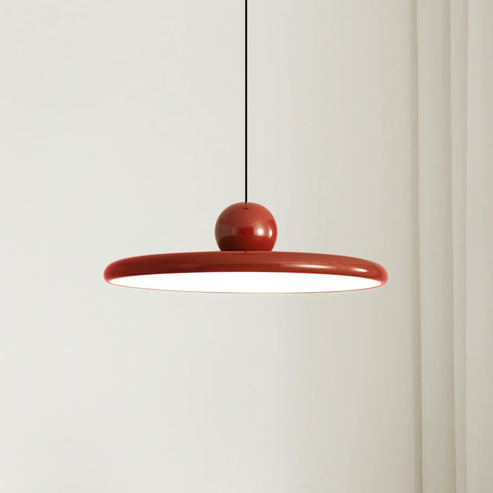 "Moderne Hängelampe mit glänzender Oberfläche, minimalistisches Design, in Rot-Beige, Rot-Grün, Rot-Rot Farbtönen."