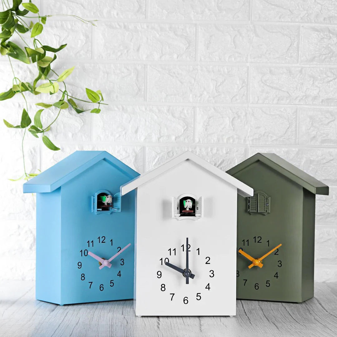 "Moderne Kuckucksuhr mit elegantem, minimalistischem Design in Weiß, klaren Linien und farblich abgestimmtem Zifferblatt."