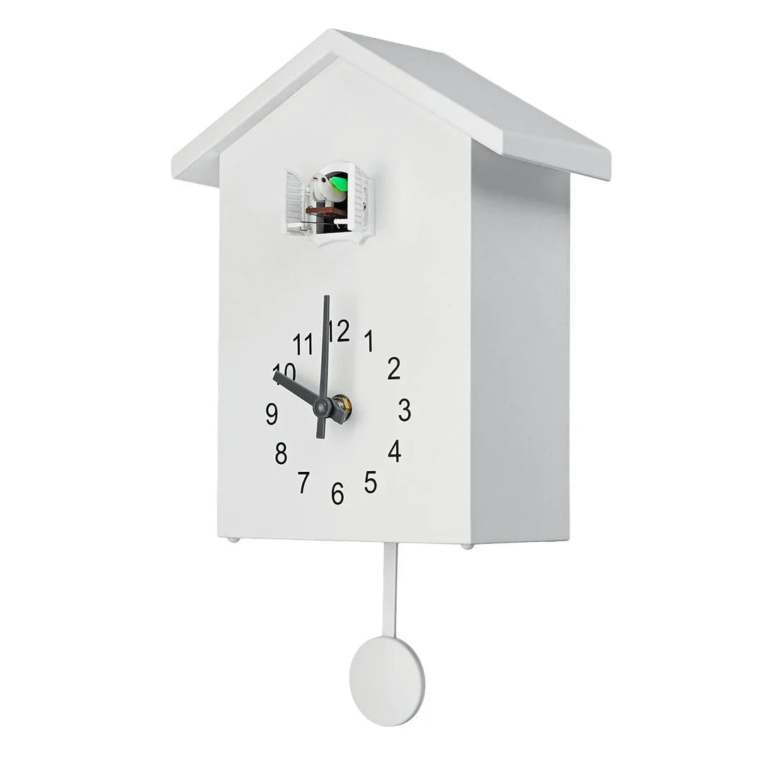 "Moderne Kuckucksuhr mit elegantem, minimalistischem Design in Weiß, klaren Linien und farblich abgestimmtem Zifferblatt."