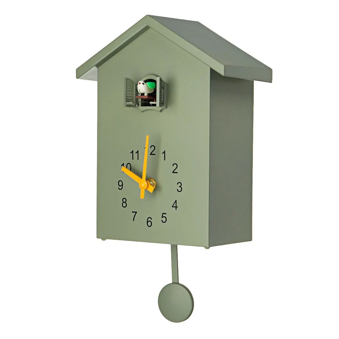 "Moderne Kuckucksuhr mit elegantem, minimalistischem Design in Weiß, klaren Linien und farblich abgestimmtem Zifferblatt."