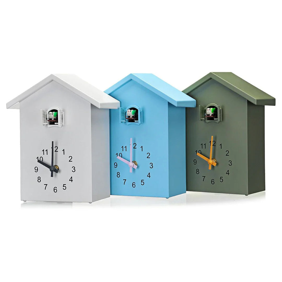 "Moderne Kuckucksuhr mit elegantem, minimalistischem Design in Weiß, klaren Linien und farblich abgestimmtem Zifferblatt."