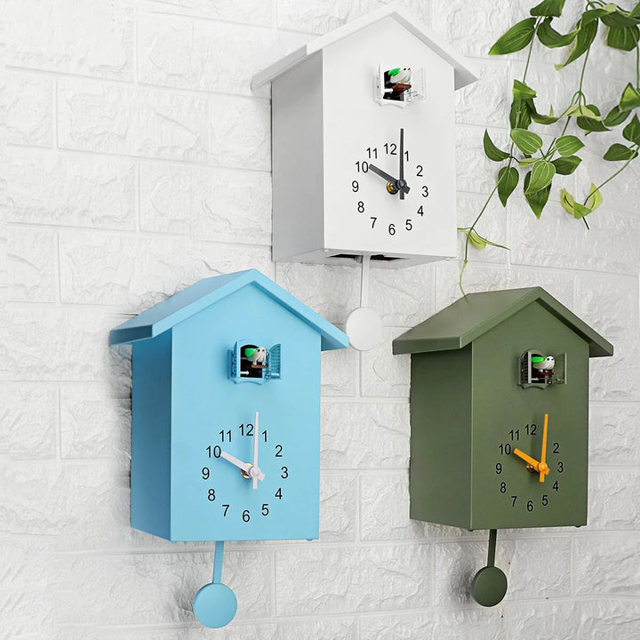 "Moderne Kuckucksuhr mit elegantem, minimalistischem Design in Weiß, klaren Linien und farblich abgestimmtem Zifferblatt."