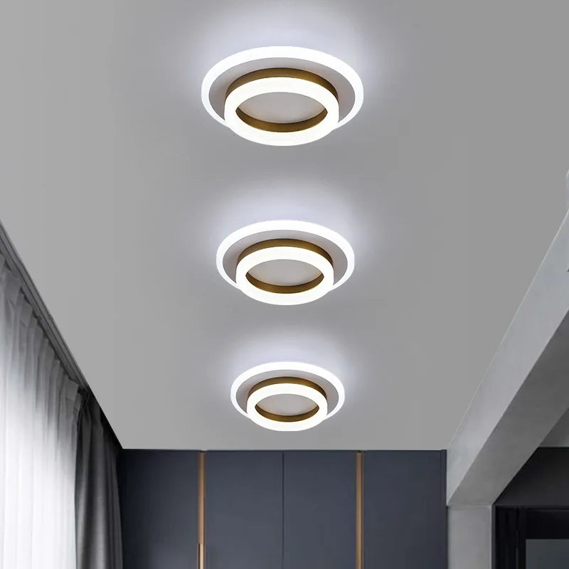 Moderne LED-Deckenleuchte mit minimalistischer, flacher Silhouette und eleganten Metall- und Glaselementen.