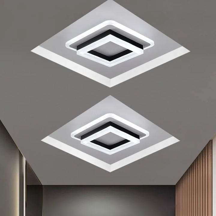 Moderne LED-Deckenleuchte mit minimalistischer, flacher Silhouette und eleganten Metall- und Glaselementen.