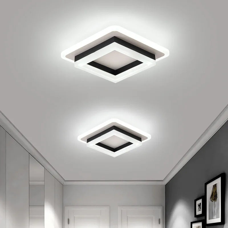 Moderne LED-Deckenleuchte mit minimalistischer, flacher Silhouette und eleganten Metall- und Glaselementen.