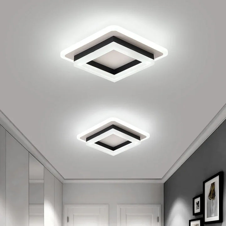Moderne LED-Deckenleuchte mit minimalistischer, flacher Silhouette und eleganten Metall- und Glaselementen.