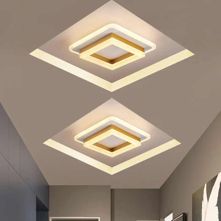 Moderne LED-Deckenleuchte mit minimalistischer, flacher Silhouette und eleganten Metall- und Glaselementen.