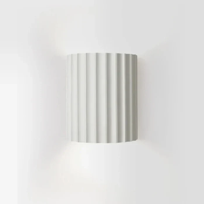 Moderne, nachhaltige Harz-Wandlampe mit minimalistischem Design in warmen Farbnuancen für stilvolle Raumbeleuchtung.