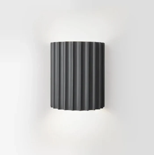 Moderne, nachhaltige Harz-Wandlampe mit minimalistischem Design in warmen Farbnuancen für stilvolle Raumbeleuchtung.