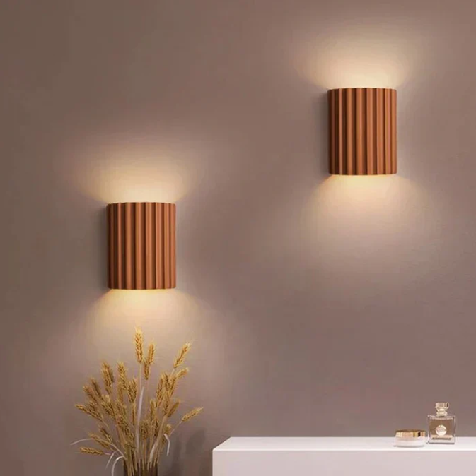Moderne, nachhaltige Harz-Wandlampe mit minimalistischem Design in warmen Farbnuancen für stilvolle Raumbeleuchtung.