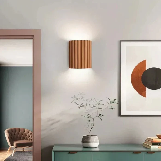 Moderne, nachhaltige Harz-Wandlampe mit minimalistischem Design in warmen Farbnuancen für stilvolle Raumbeleuchtung.