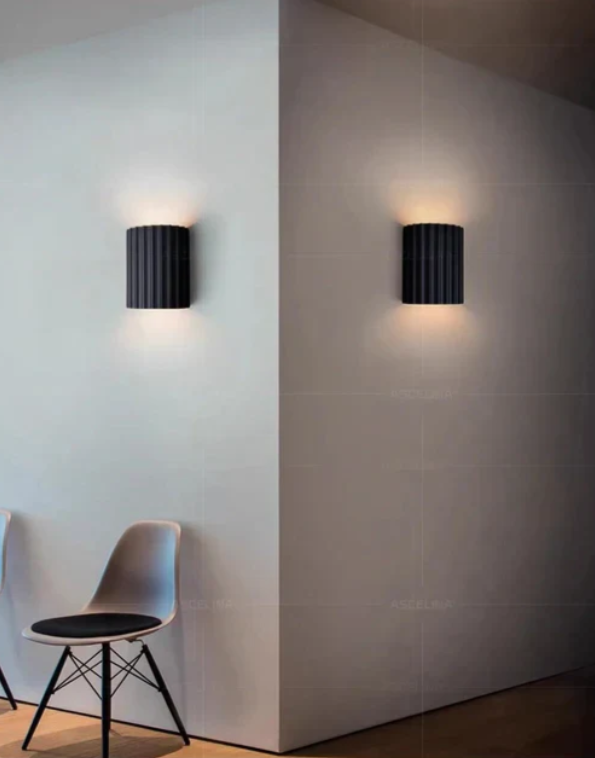Moderne, nachhaltige Harz-Wandlampe mit minimalistischem Design in warmen Farbnuancen für stilvolle Raumbeleuchtung.