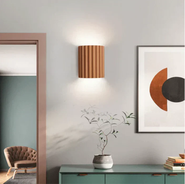 Moderne, nachhaltige Harz-Wandlampe mit minimalistischem Design in warmen Farbnuancen für stilvolle Raumbeleuchtung.