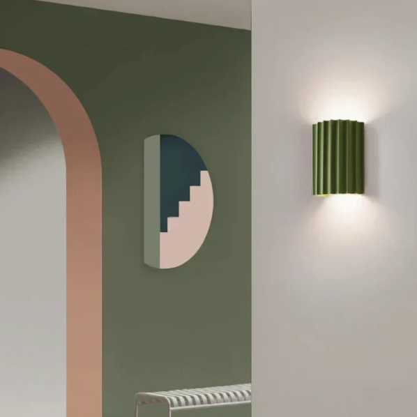 Moderne, nachhaltige Harz-Wandlampe mit minimalistischem Design in warmen Farbnuancen für stilvolle Raumbeleuchtung.