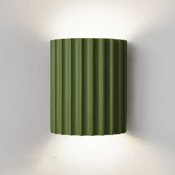 Moderne, nachhaltige Harz-Wandlampe mit minimalistischem Design in warmen Farbnuancen für stilvolle Raumbeleuchtung.
