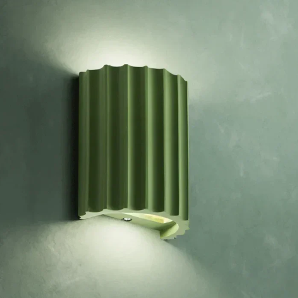 Moderne, nachhaltige Harz-Wandlampe mit minimalistischem Design in warmen Farbnuancen für stilvolle Raumbeleuchtung.