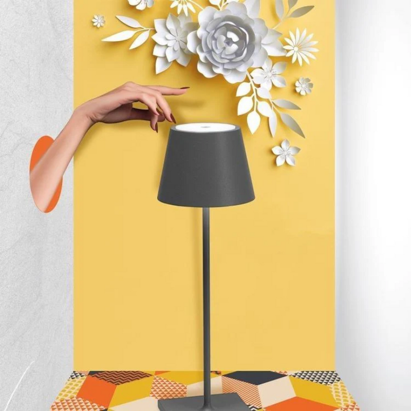 "Moderne Touch LED-Tischleuchte, minimalistisch, energieeffizient, mit Berührungssensor, für Schreibtisch oder Nachttisch."