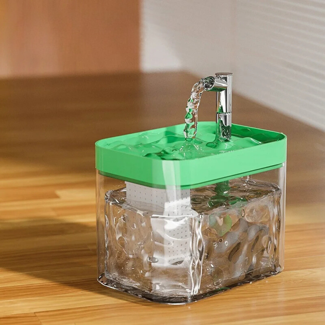 "Moderner Haustier Trinkbrunnen, weiß, mit stiller Pumpe und Filter; sorgt für frisches Wasser und passt in jedes Zuhause."