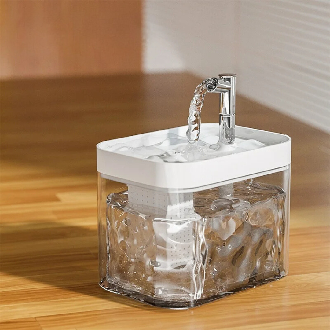 "Moderner Haustier Trinkbrunnen, weiß, mit stiller Pumpe und Filter; sorgt für frisches Wasser und passt in jedes Zuhause."