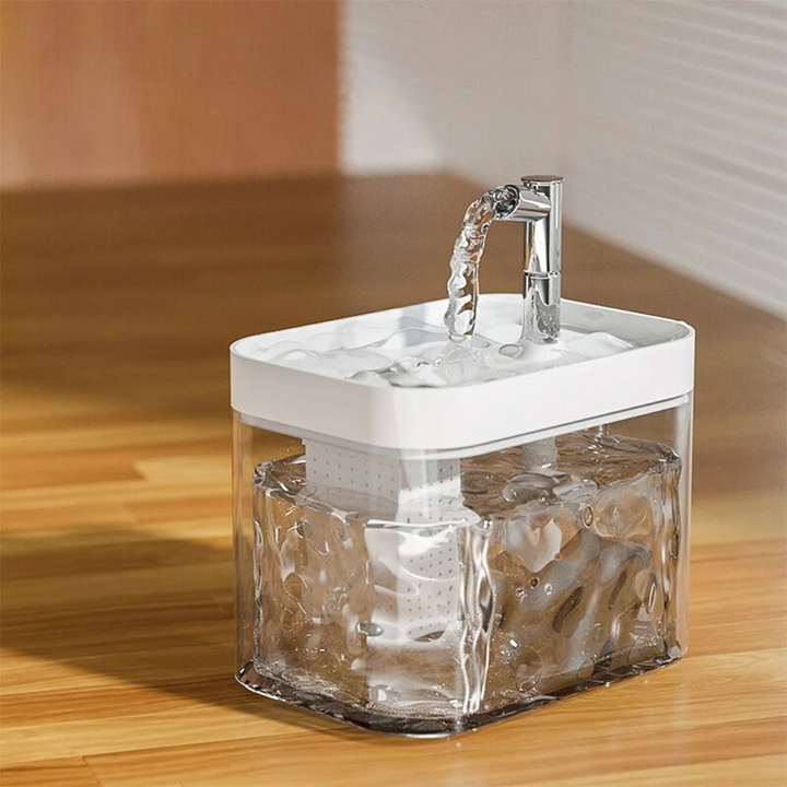 "Moderner Haustier Trinkbrunnen, weiß, mit stiller Pumpe und Filter; sorgt für frisches Wasser und passt in jedes Zuhause."