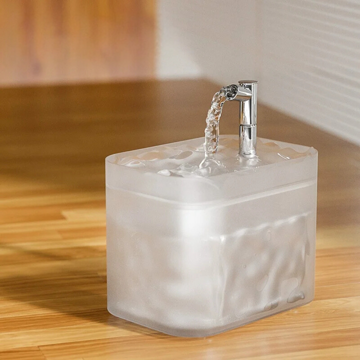 "Moderner Haustier Trinkbrunnen, weiß, mit stiller Pumpe und Filter; sorgt für frisches Wasser und passt in jedes Zuhause."