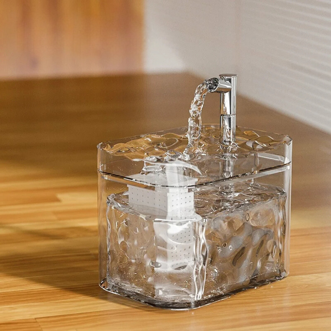 "Moderner Haustier Trinkbrunnen, weiß, mit stiller Pumpe und Filter; sorgt für frisches Wasser und passt in jedes Zuhause."