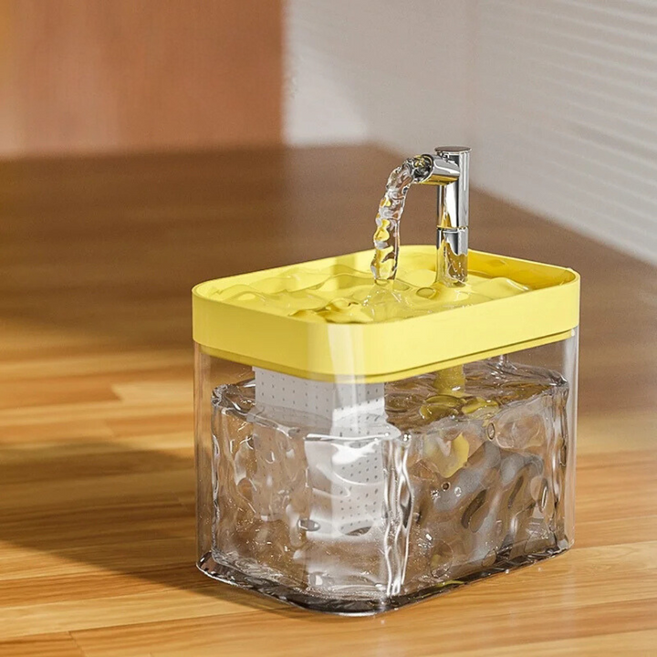 "Moderner Haustier Trinkbrunnen, weiß, mit stiller Pumpe und Filter; sorgt für frisches Wasser und passt in jedes Zuhause."