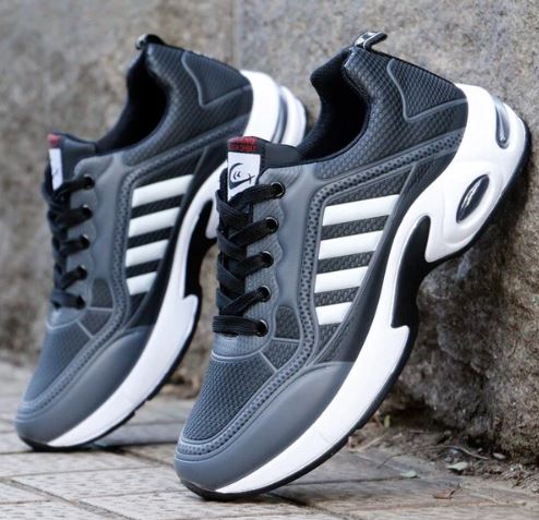 "Moderner Herrensneaker 2025 in Blau, Schwarz, Weiß mit leichter Sohle, atmungsaktivem Material und ergonomischer Passform."